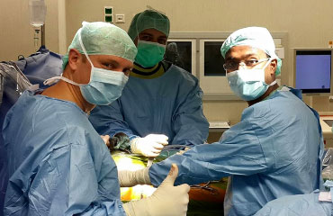 dr. simon thomas joint replacement